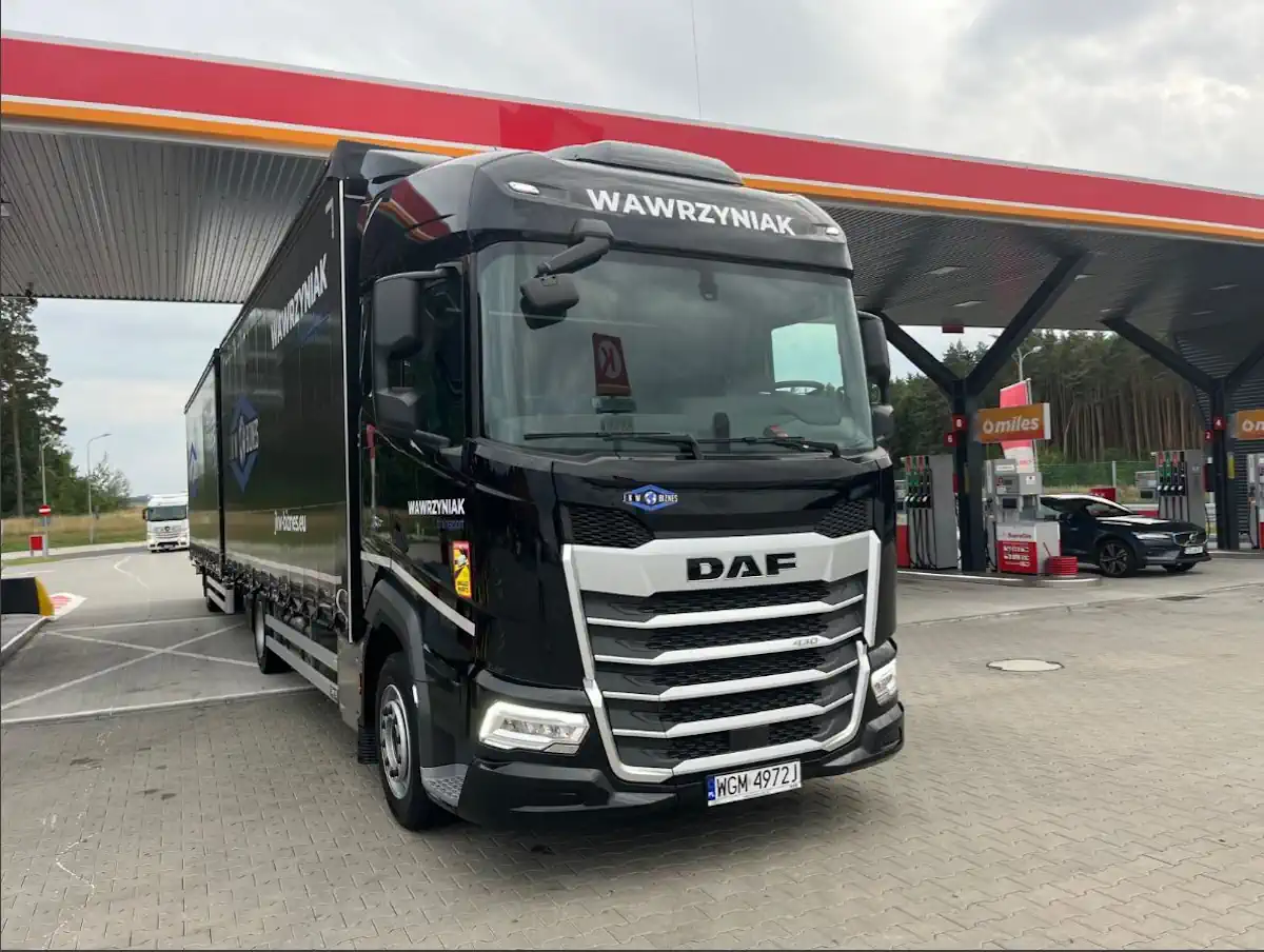 Грузовик DAF на заправке