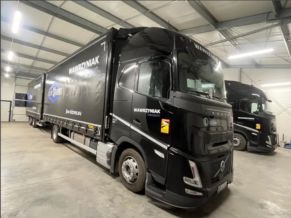 Два грузовика Volvo на парковке