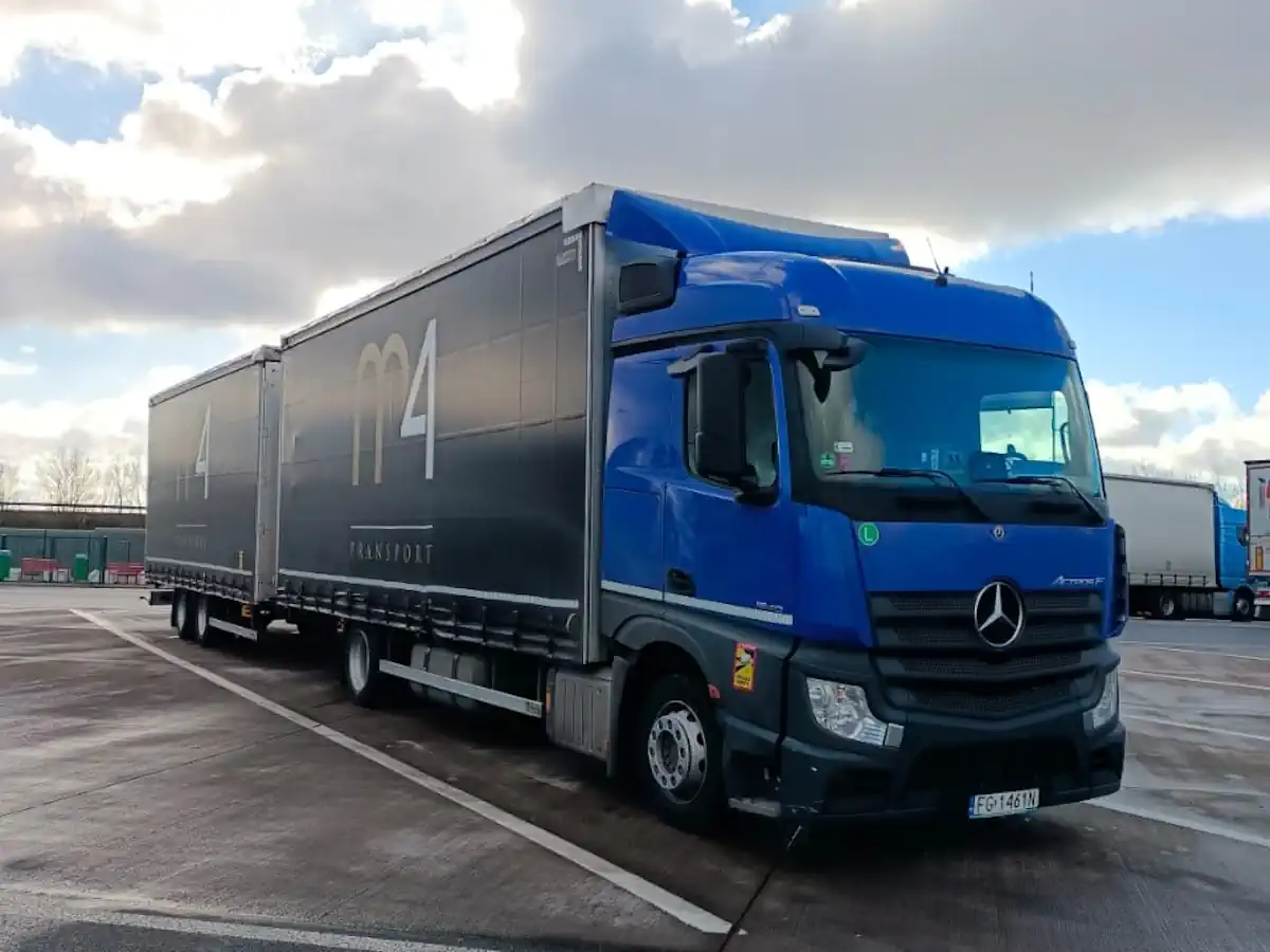 Колонна грузовиков JKW Biznes